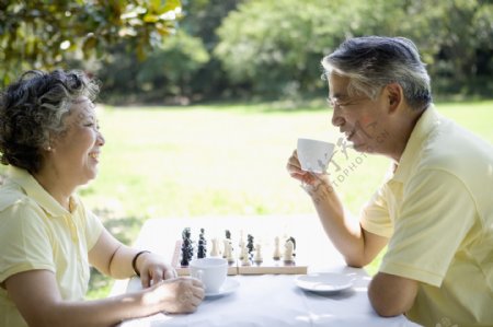 品茶下棋的老夫妻图片