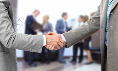 握手合作的商业男士图片