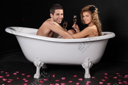 浴缸中洗澡的情侣图片