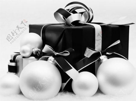 圣诞彩球和礼物图片