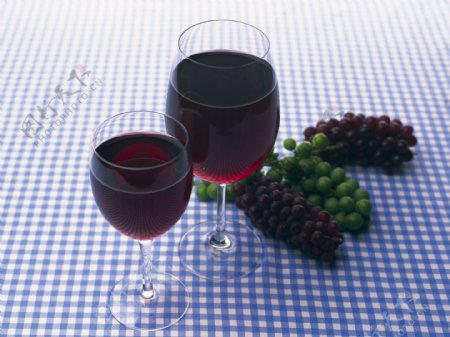 餐桌上的红酒葡萄特写图片图片
