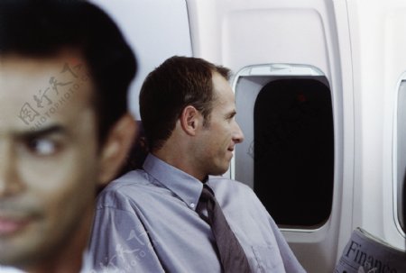 坐飞机的商务男士图片
