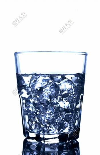 水杯里的冰块图片
