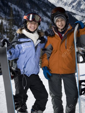 玩滑雪的兄妹图片