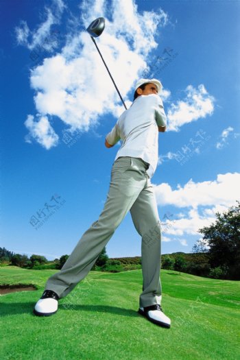 打高尔夫球的外国男性图片