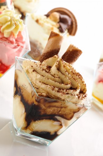 玻璃碗中的冰淇淋图片