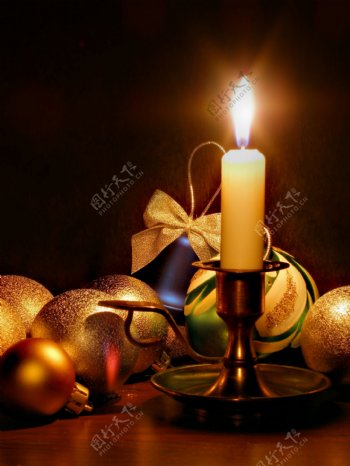 圣诞彩球蜡烛图片