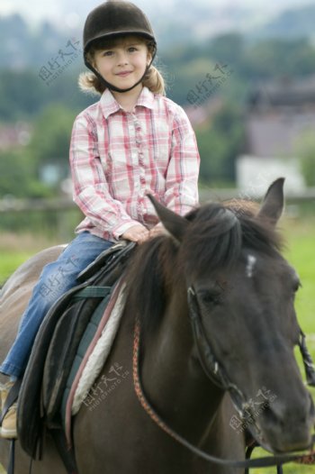 骑马的小女孩图片