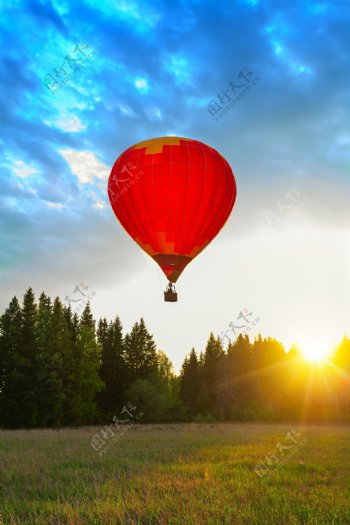 蓝天下的红色热气球图片