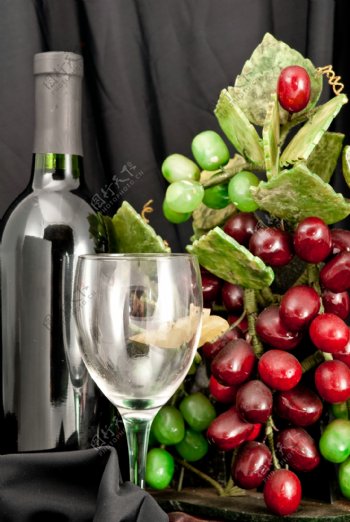 酒瓶和酒杯旁的葡萄图片