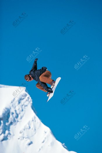 腾空跳跃的滑雪运动员高清图片