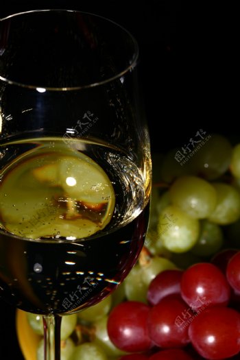 青红色葡萄与葡萄酒图片