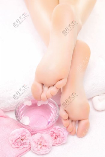 粉色花朵脚部护理图片