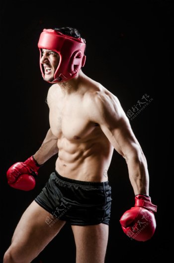 戴头盔的拳击运动员图片