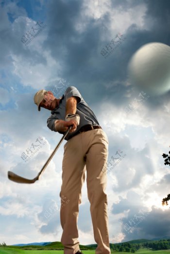 打高尔夫球男人图片