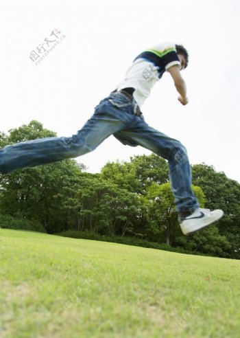 跑步跳跃的男生图片