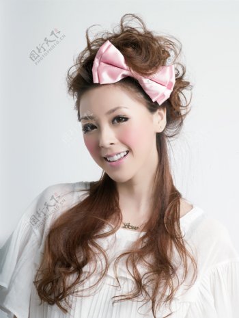 头戴蝴蝶结的美女发型设计图片
