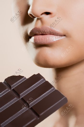 吃巧克力的美女图片