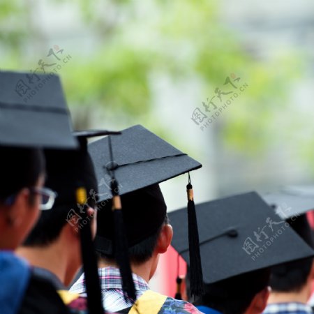 学生头上的毕业帽图片
