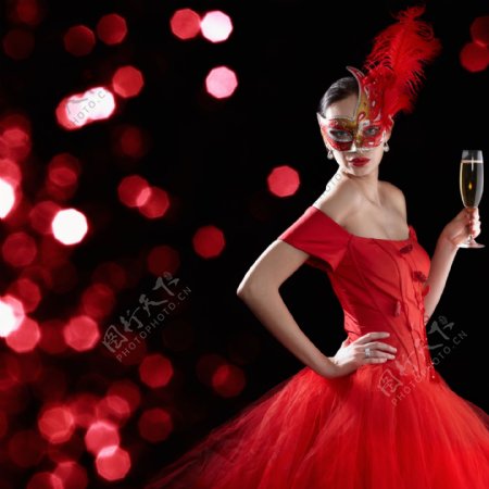 拿着香槟的红裙美女图片