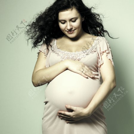 怀孕的时尚美女图片