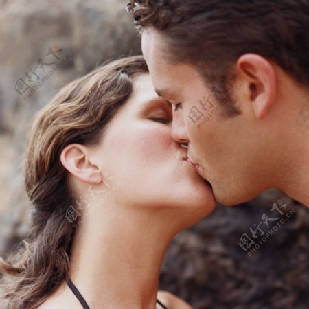 接吻的情侣图片
