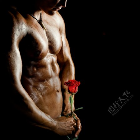 拿玫瑰花的肌肉男人图片