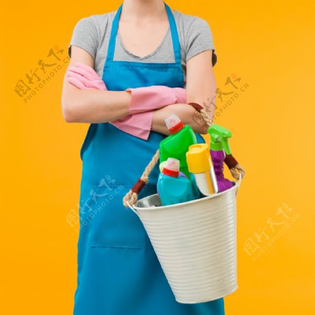 提着一桶清洁用品的女人图片