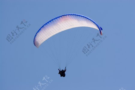 蓝天上的跳伞运动员图片