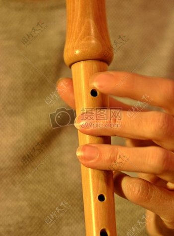 手中的管笛乐器
