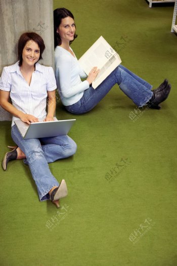 坐在地板上的两个女人图片