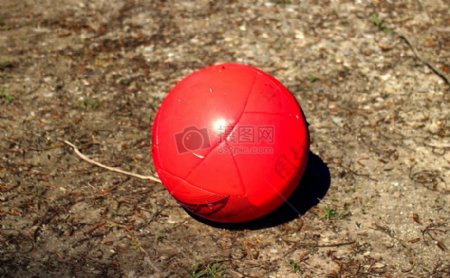 地面上的红色足球