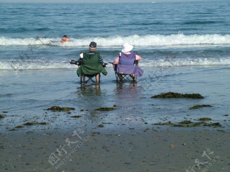 一对老夫妻在新汉普郡的海滩上放松