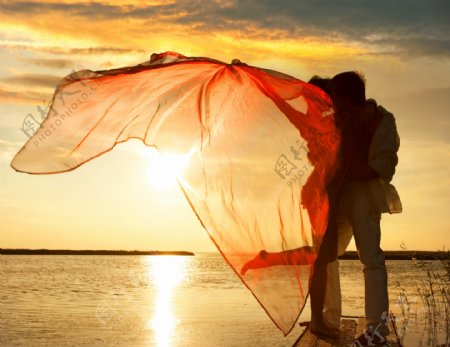 黄昏海边浪漫情侣图片