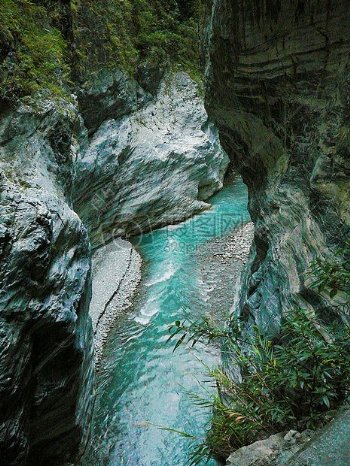 峡谷里的溪流