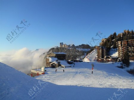 蓝天下的滑雪场