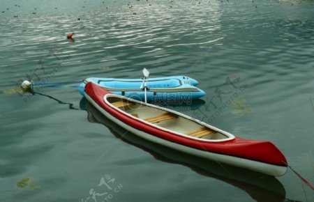湖面上的皮划艇