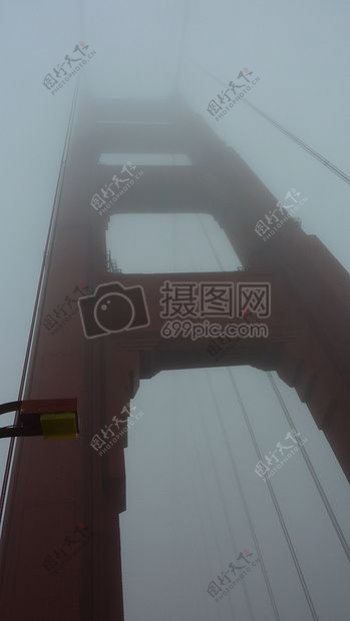 大雾中的红色大桥