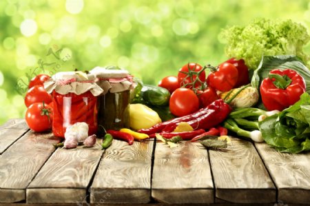 新鲜蔬菜和腌菜图片