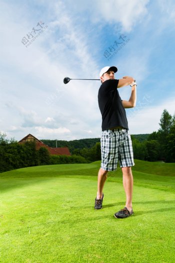 草地挥着高尔夫球棍的外国男人