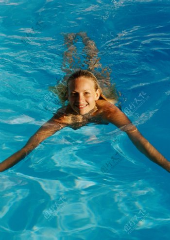 游泳的性感美女摄影图片