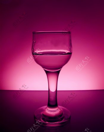 紫色背景与玻璃酒杯