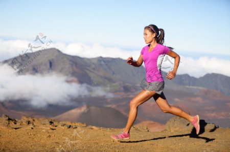 山上跑步的女人图片