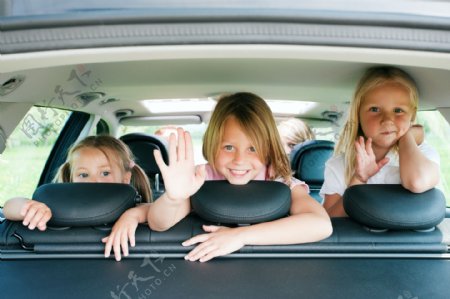 坐车旅游的儿童图片