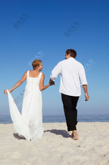 沙滩上的新郎新娘图片