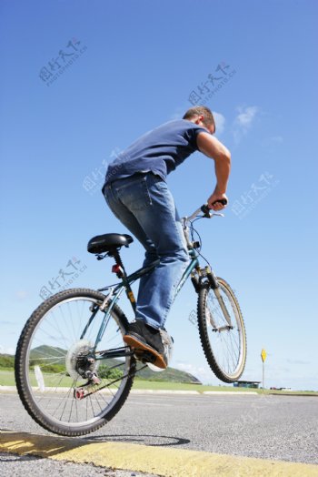 骑单车的人物图片