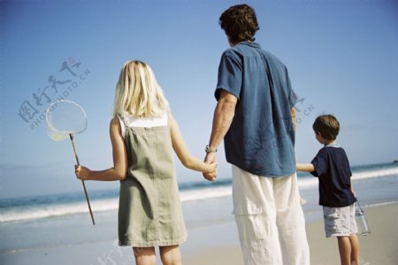 沙滩上的男性与女儿儿子图片