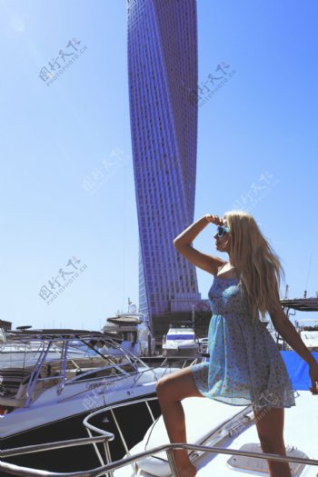 迪拜游艇上的美女图片