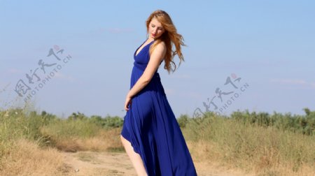 宝蓝色裙装美女图片