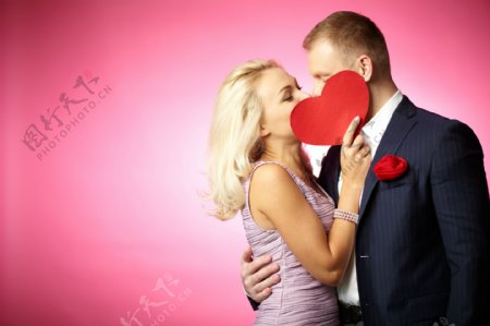 接吻的情侣恋人图片